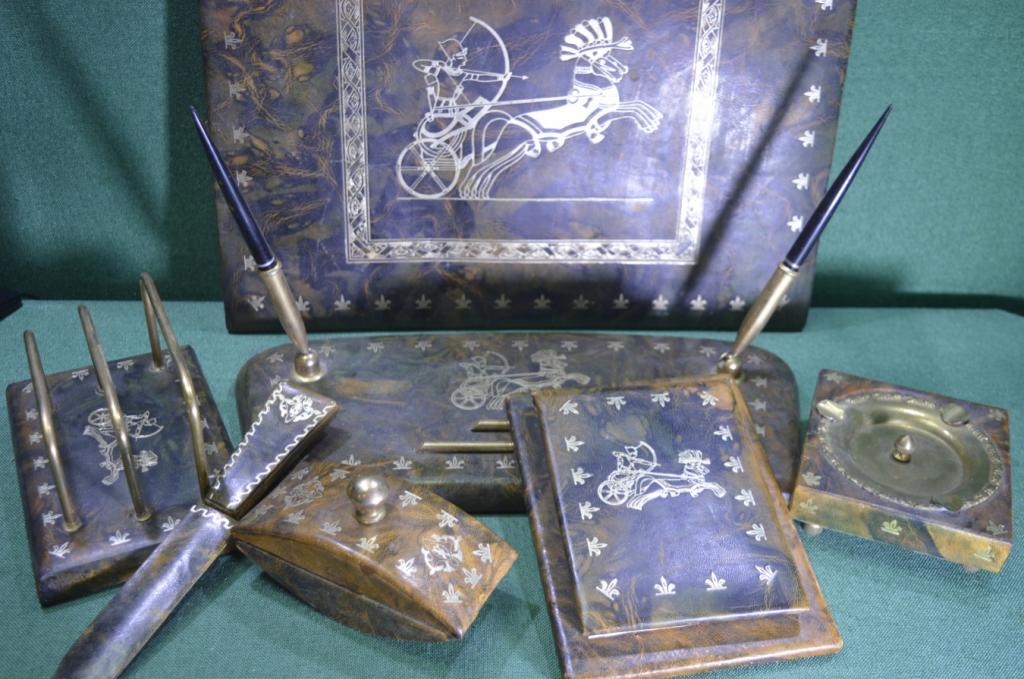 Письменный набор "Колесница со стрелком" (7 предметов). Кожа, латунь, дерево, позолота.