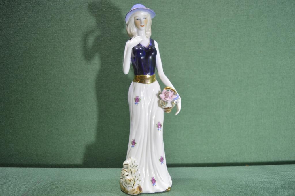Статуэтка, фигурка фарфоровая "Девушка с корзиночкой цветов". Фарфор, Азия.