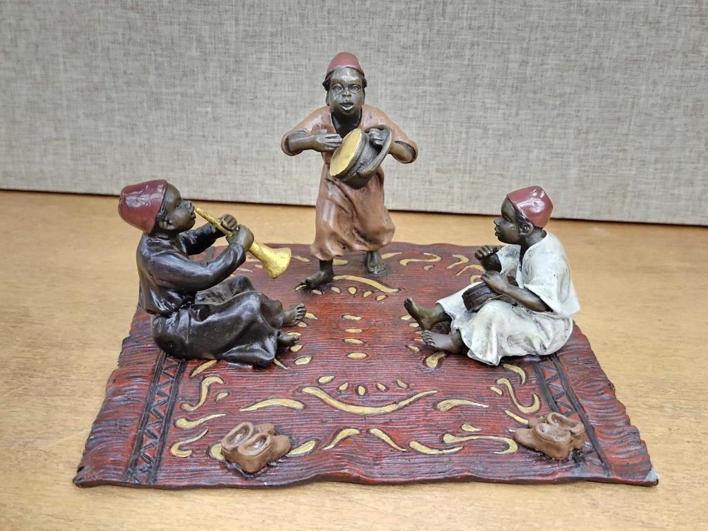 Арабы уличные музыканты. Венская бронза 128