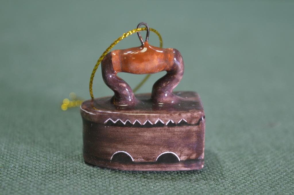 Игрушка елочная "Старинный утюг". Глажка, хозяйка. Керамика майолика, ручная роспись. #1