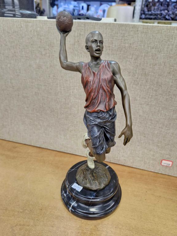 Баскетболист 777 цветной. Баскетбол. Бронза. Спорт. Статуэтка.