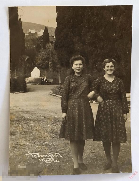 Фотография девушки в платьях, Крым Ялта, памятник Ленин Сталин #125