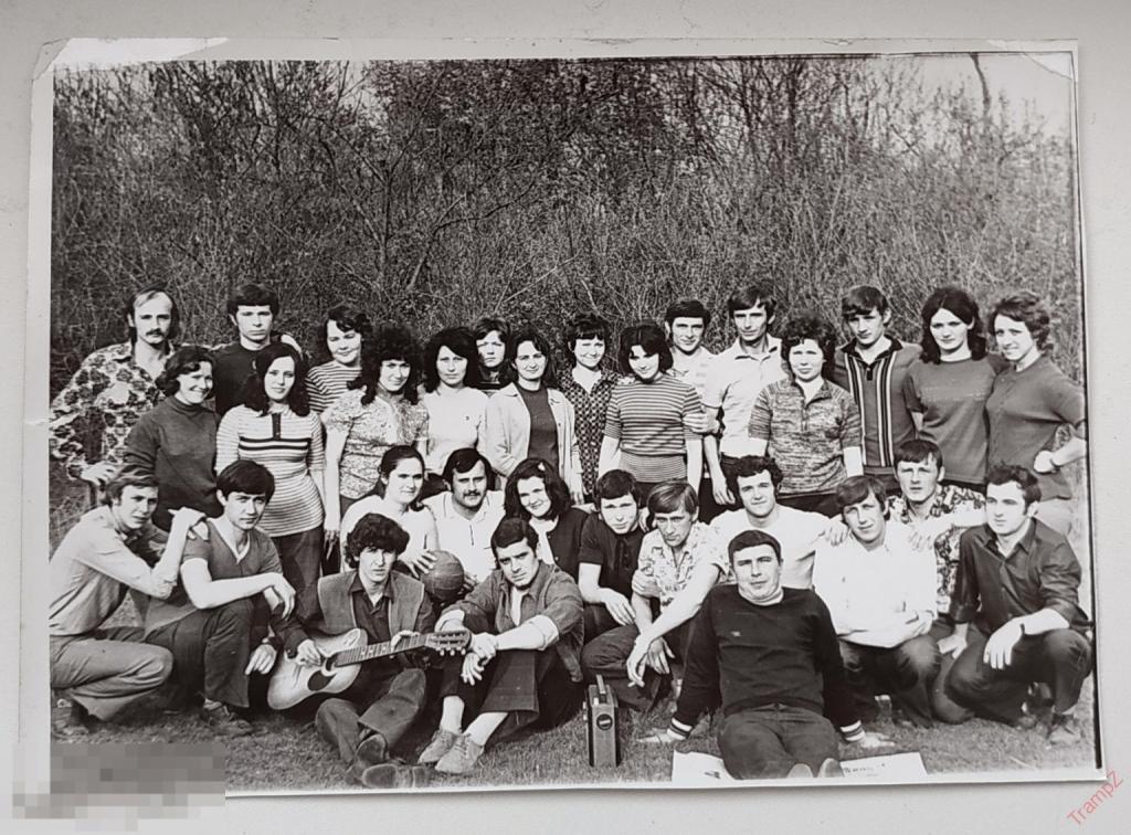 Фотография молодежь парни девушки, туризм поход, гитара радиоприемник радио, мода одежда #125*