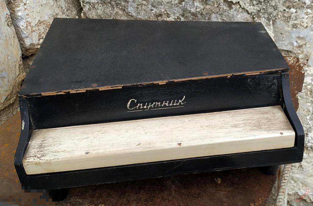 Игрушка  рояль пианино фортепиано детское Спутник СССР дерево (в ремонт. без клавиш)