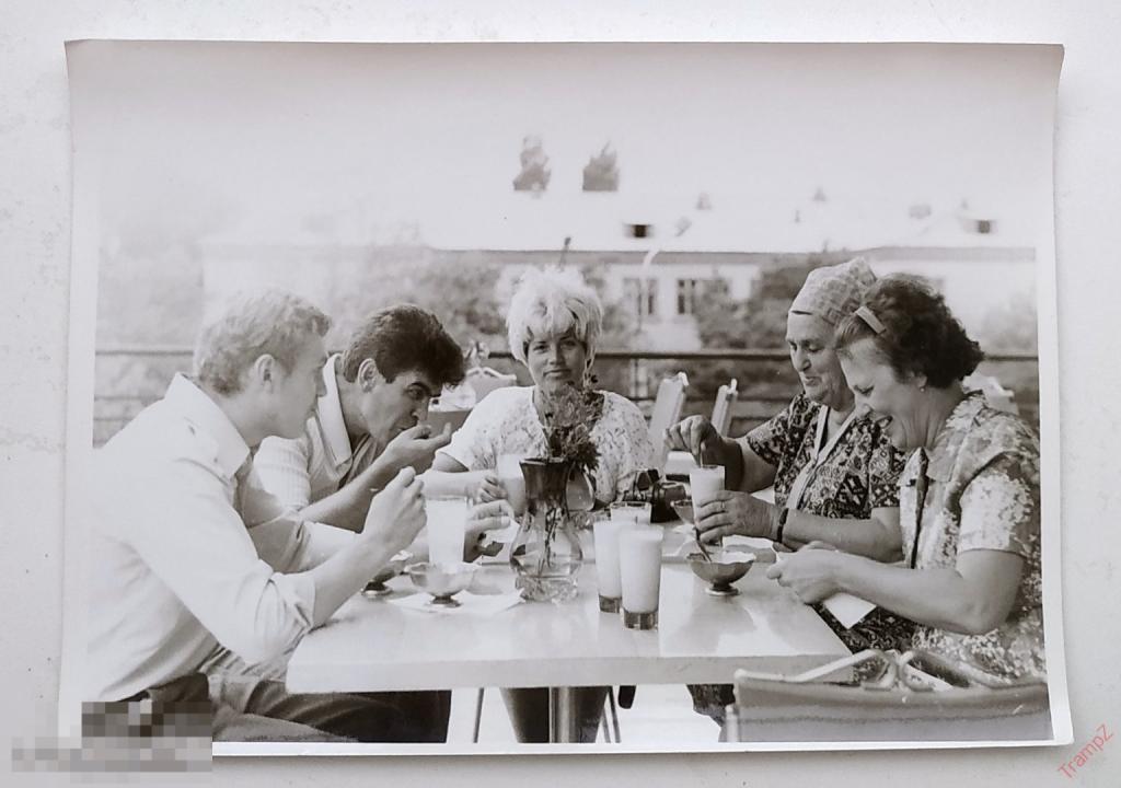 Фотография советские люди, мужчины женщины, кафе, молочный коктейль #126