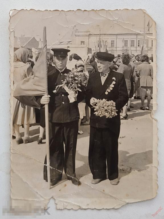 Фотография мужчины, ветеран форма кокарда ФЗУ демонстрация флаг #130
