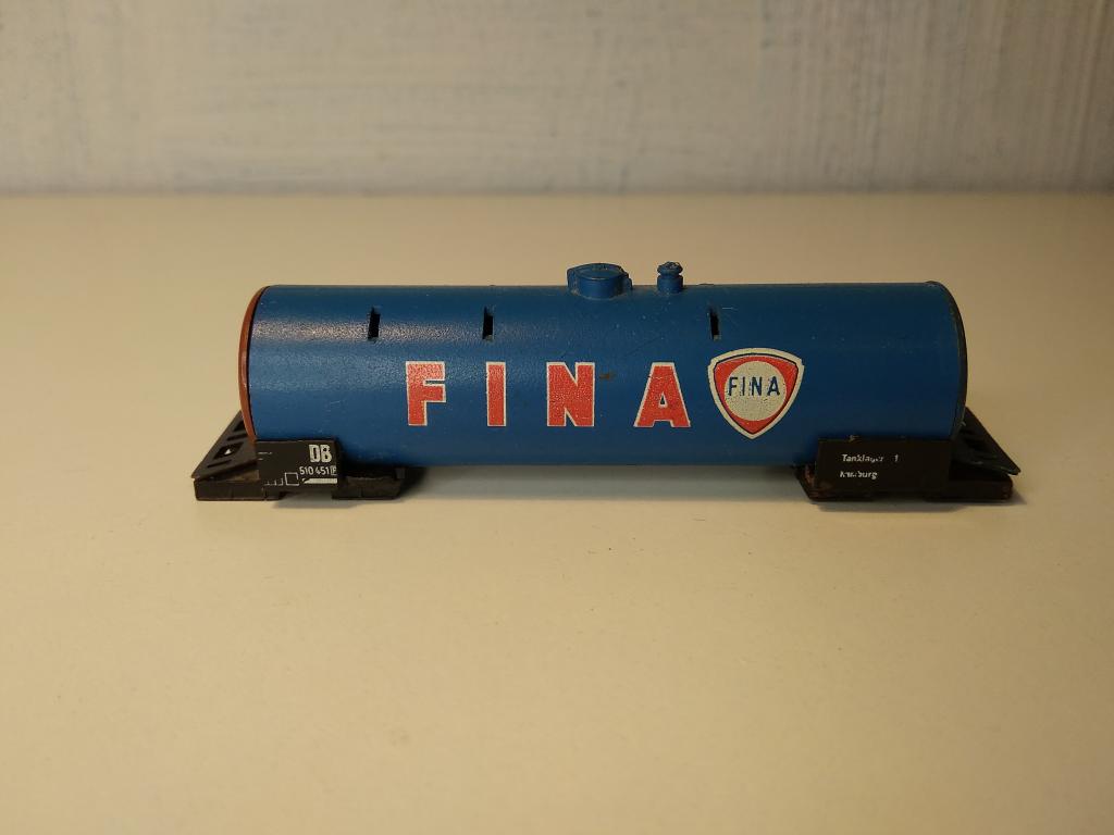 12мм.(TT) 4-х осная цистерна Fina без тележек,с повреждениями