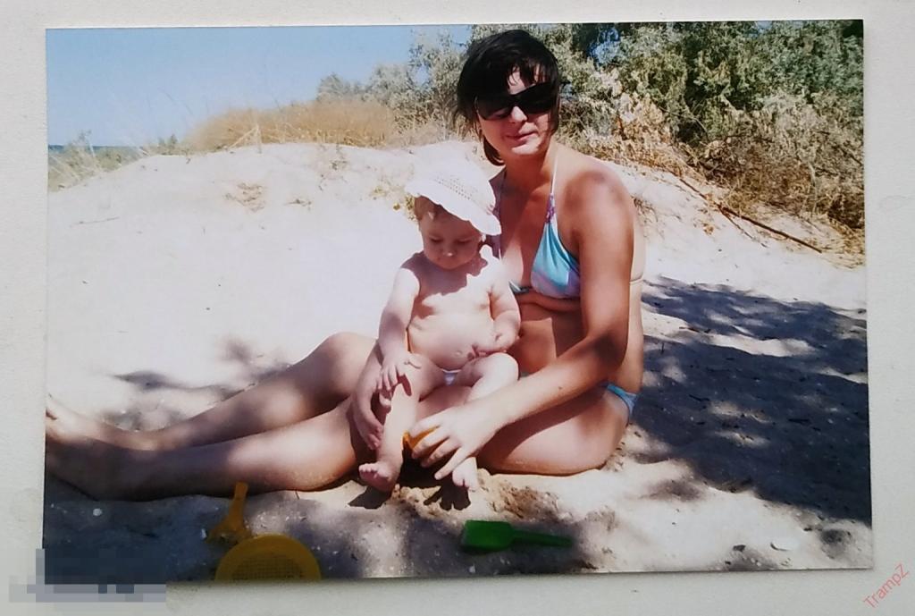 Фотография цветная девушка в купальнике, ребенок, пляж #131