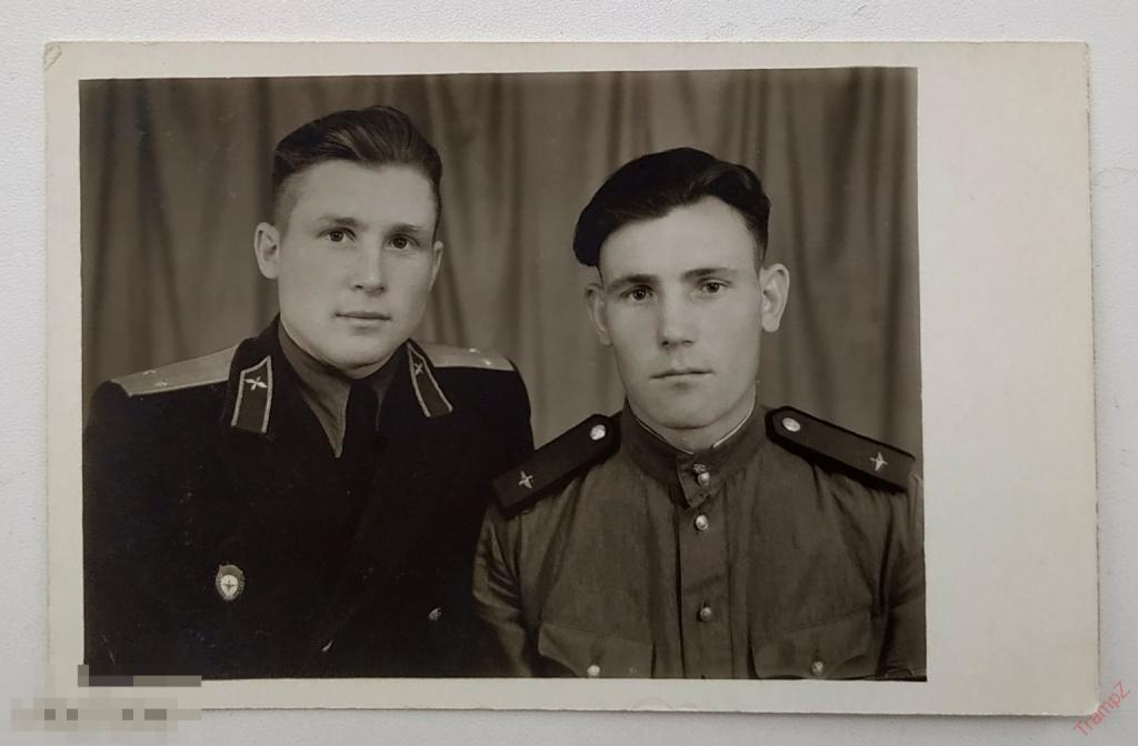 Фотография военнослужащие офицер лейтенант, солдат петлицы эмблемы авиация техник знак ВУ #127