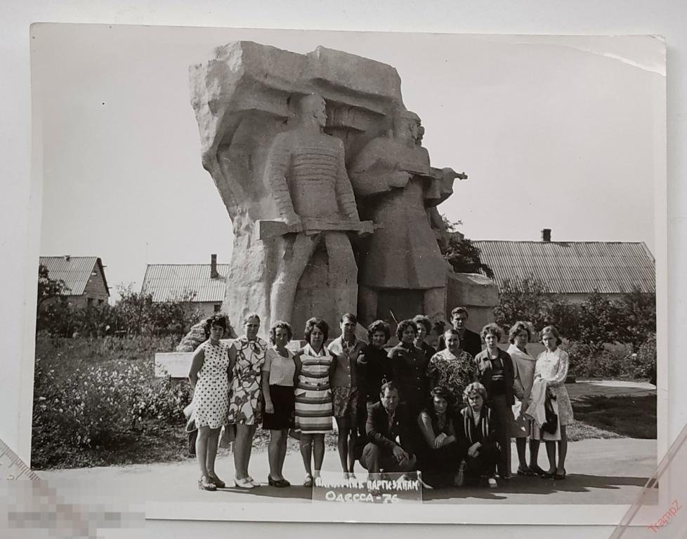 Фотография Одесса памятник партизанам. девушки женщины #128*