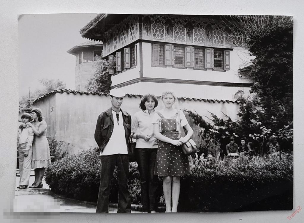 Фотография Крым Бахчисарай Ханский дворец. семья, девушка в платье #128*