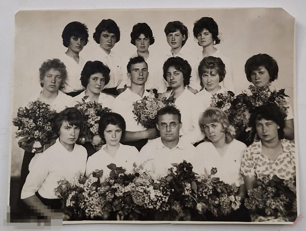 Фотография молодежь девушки, молодежь, комсомолки, букет цветы, прическа мода #128