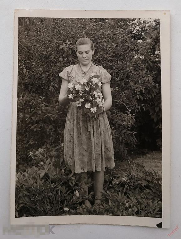 Фотография девушка в платье, бусы, букет цветы #128