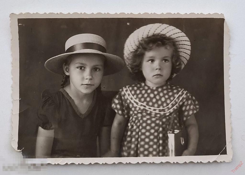 Фотография дети девочки в шляпках портрет мода #128*