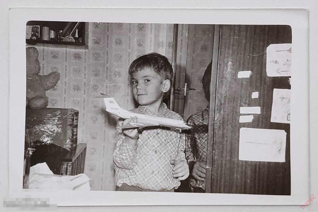 Фотография мальчик, игрушка самолет самолетик #128*