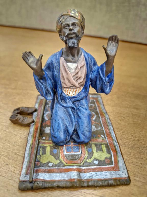 Мусульманин 135 Намаз. Венская бронза.