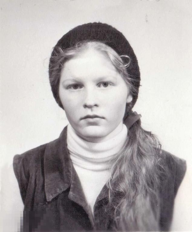 Девушка с косой в шапочке. Фото на документ. 1970-80-е гг.