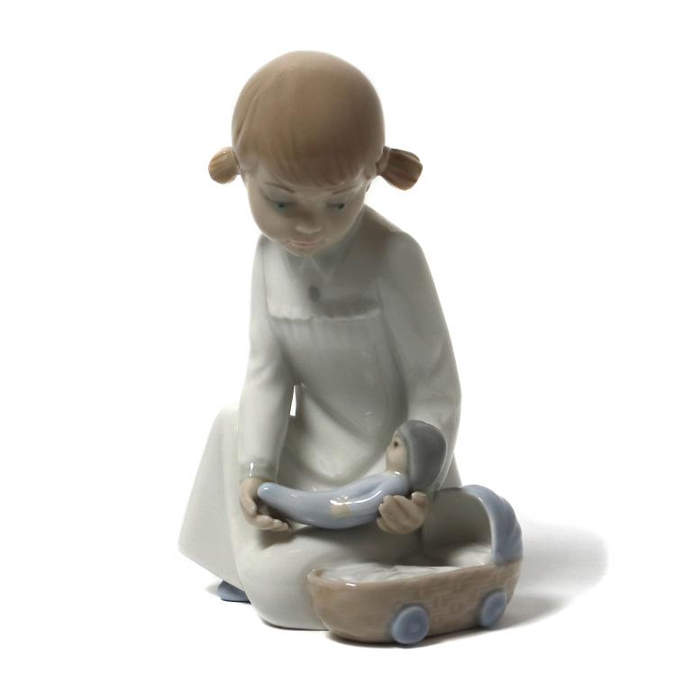 Фарфоровая фигура "Девочка с куклой" NAO by Lladro