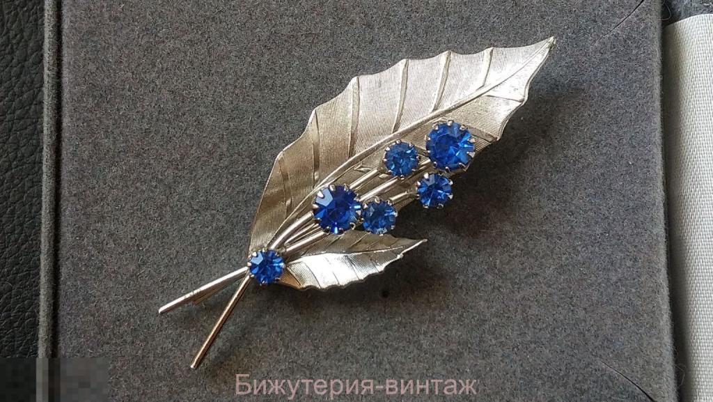3823 брошь Лист синие кристаллы бижутерия винтаж США