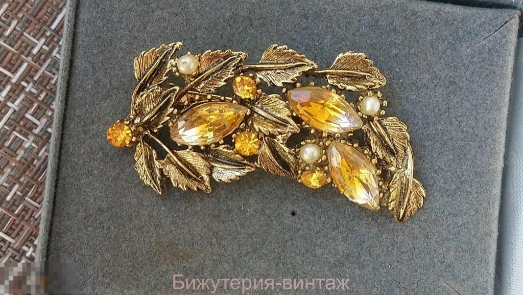 3819/1 брошь Листики бижутерия кристаллы золочение винтаж США