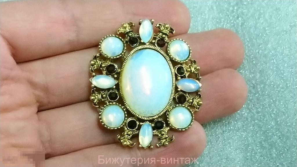 0261 брошь стекло как лунный камень винтаж бижутерия золочение Чехословакия?