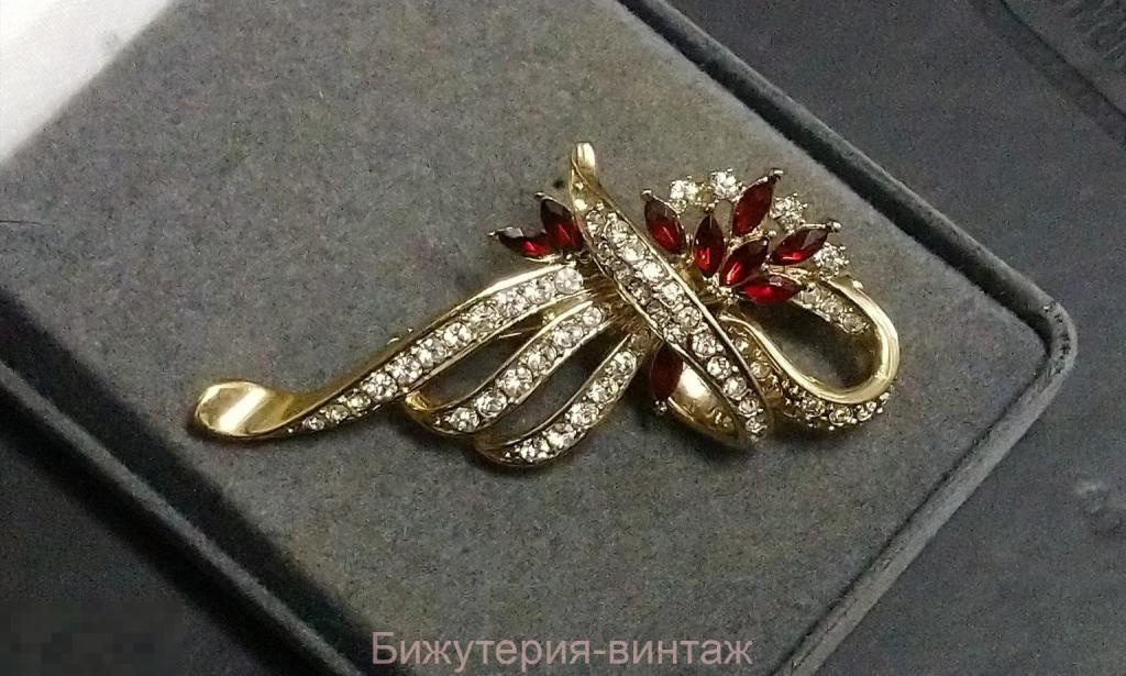 0001 Красивая винтажная американская брошь с кристаллами золочение