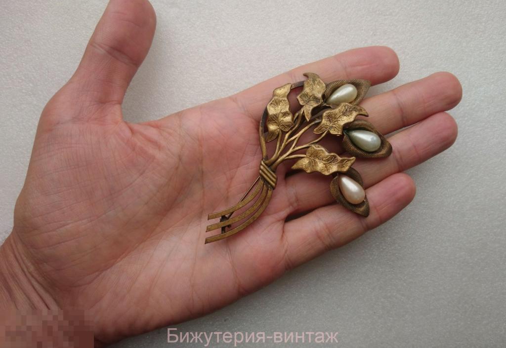 4447 крупная старенькая брошь Букет Каллы латунь золочение иск. жемчуг винтаж США 1940