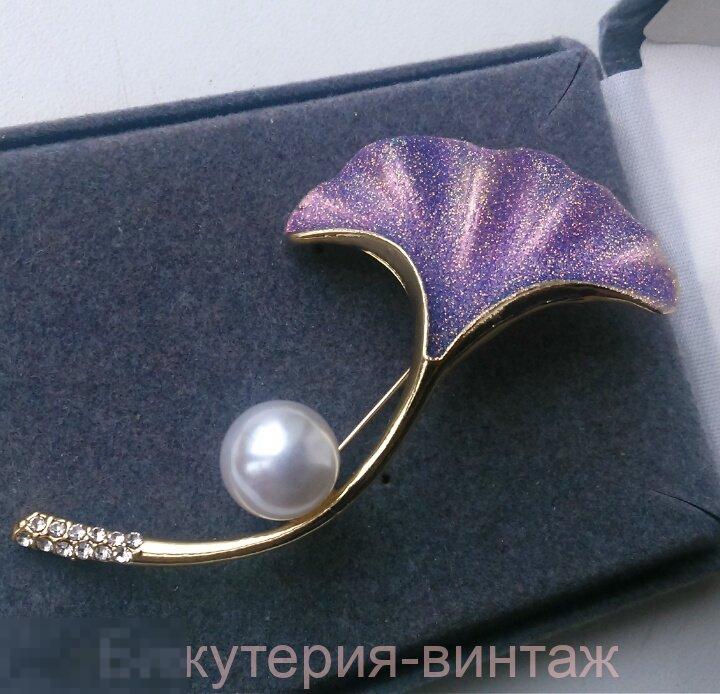 3205/1 брошь  цветок жемчужина кристаллы метал бижутерия  США