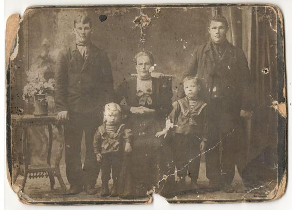 Фотография Женщина с сыновьями до 1917 г. (027334)