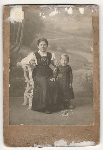 Фотография Женщина с дочкой до 1917 г. (026032)
