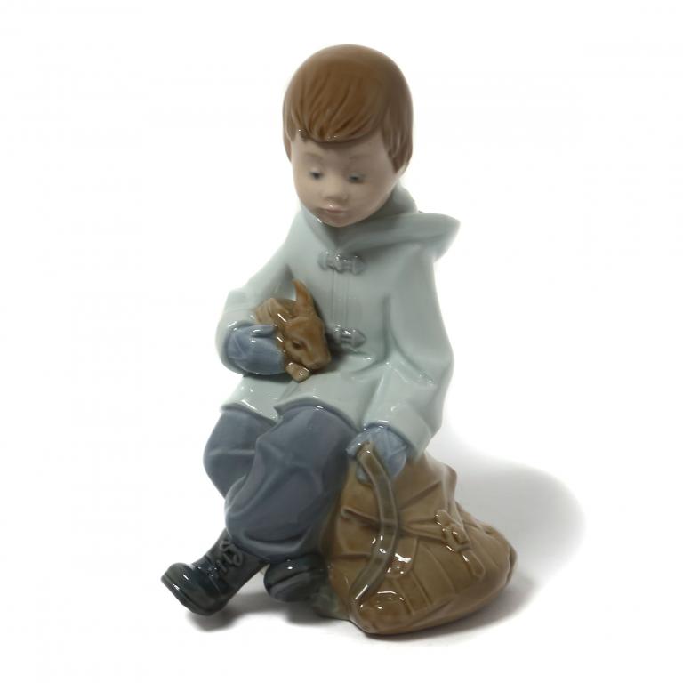 Фарфоровая статуэтка "Мальчик с зайцем". NAO by Lladro