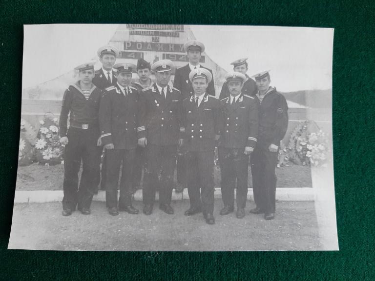 ФОТО ОФИЦЕР ВМФ СССР С КОРТИКОМ  С ГРУППОЙ ВОЕННЫХ