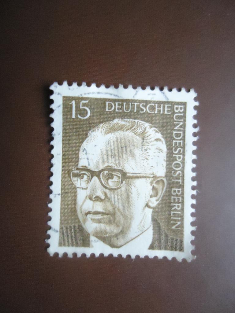 1972 г.   ФРГ  Берлин.  гаш. без клея  тонкое место.