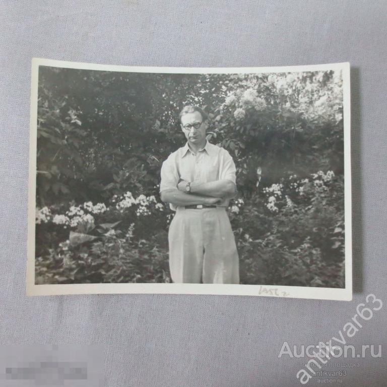 Фотооткрытка Мужчина, на даче. Природа, часы, в очках. (С13)