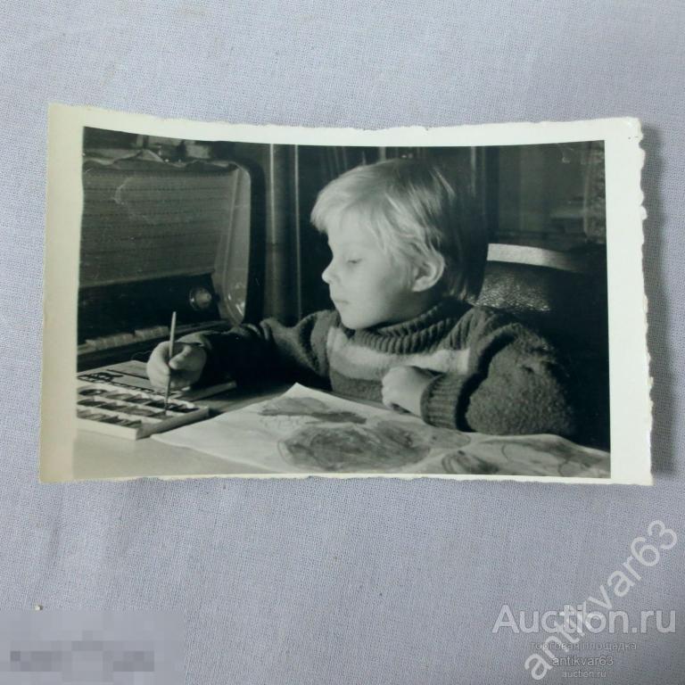 Фотооткрытка ребёнок за рисованием. Краски, радиола. (С14)