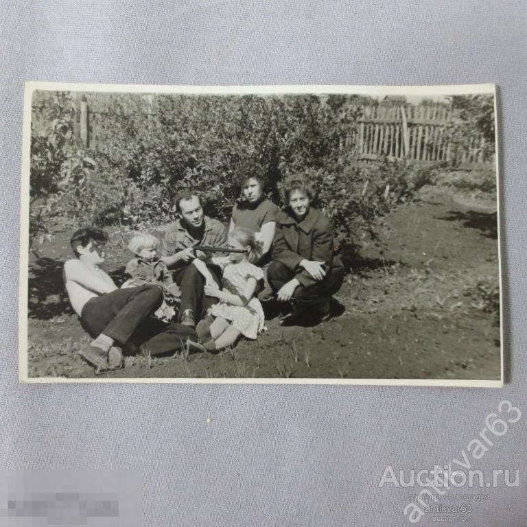 Фотооткрытка семейная, на даче, с ружьем. Ружьё, природа, огород, дача. (С11)