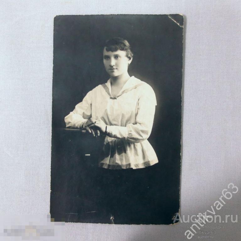 Фотооткрытка Девушка. Подписана. Мебель, одежда. (С4)