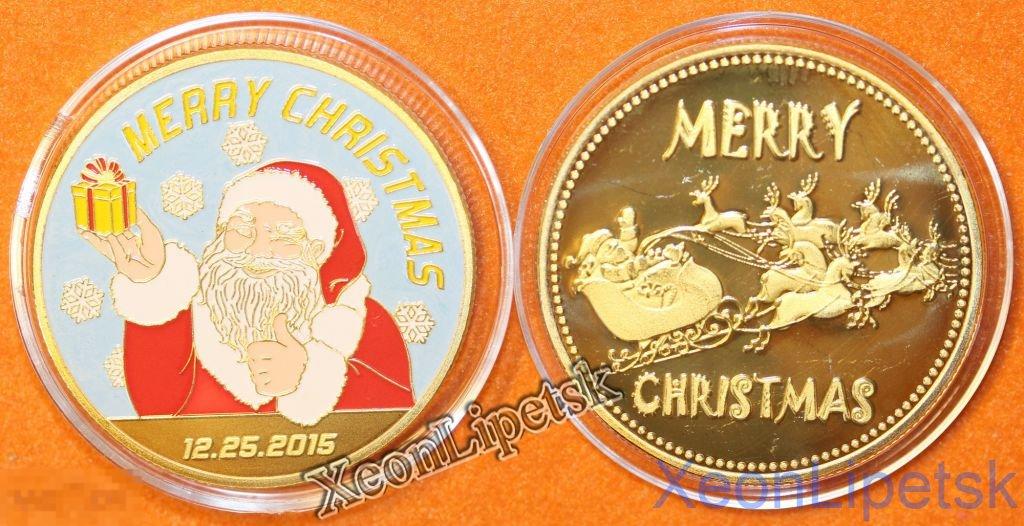 Санта Клаус с подарком позолота на голубом фоне Новый год жетон цветной позолота