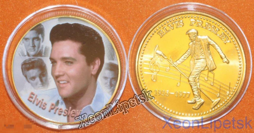 Элвис Пресли смотрит налево на фоне своих фотографий жетон цветной принт