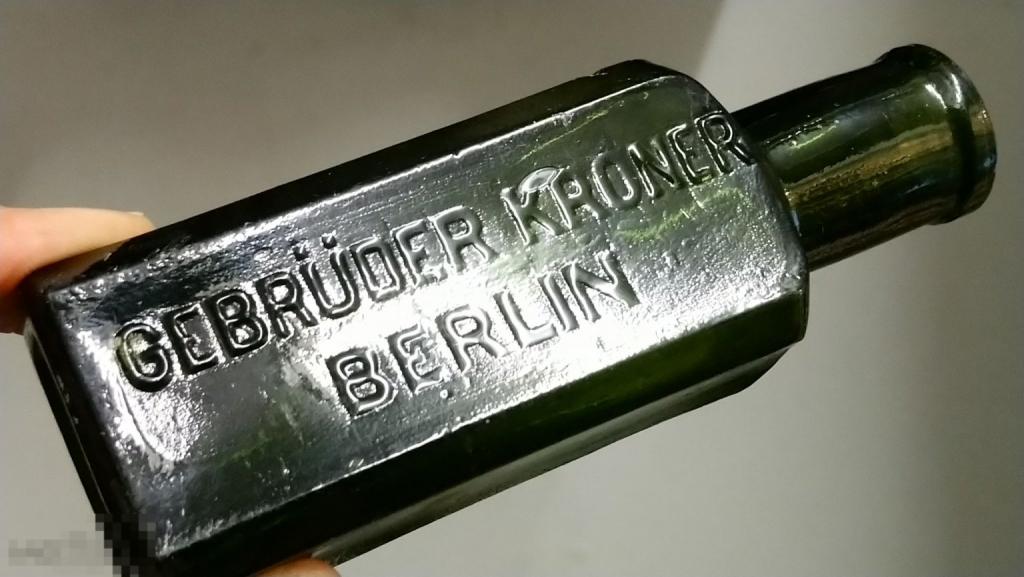 GEBRUDER KRONER BERLIN старинная бутылочка флакон зеленое стекло медицина аптека Германия