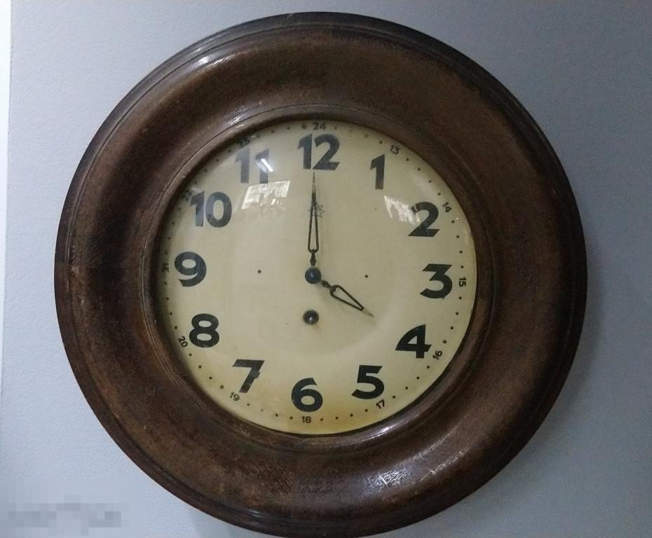 Старинные довоенные немецкие круглые часы настенные дерево Германия