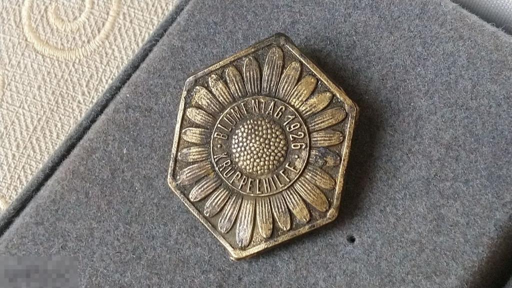 Старинный значок BLUMENTAG 1926 KRUPPELHILFE латунь из раскопок Кенигсберга Германия