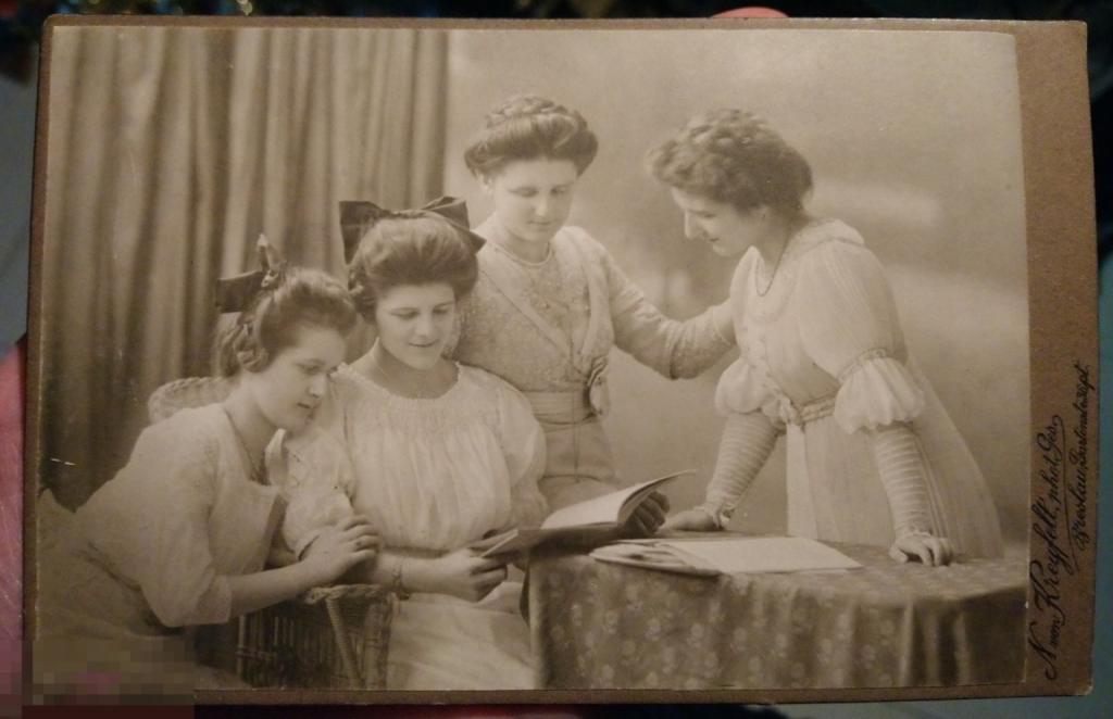Четыре сестры платье прическа бант книга Breslau 1908 старинное фото довоенная Германия