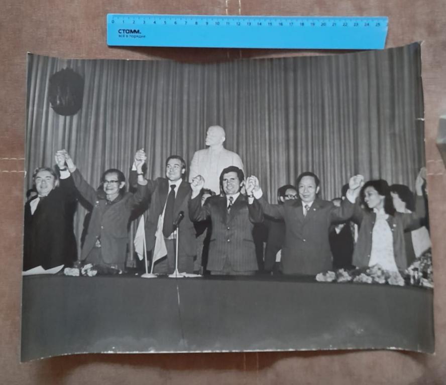 Фото Вьетнамскую делегацию принимают на трибуне Моссовета 37х 27 см хроника тасс