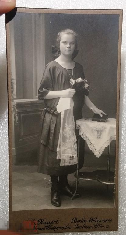 Девушка платье скатерть стол книга бант туфли старинное фото довоенная Германия