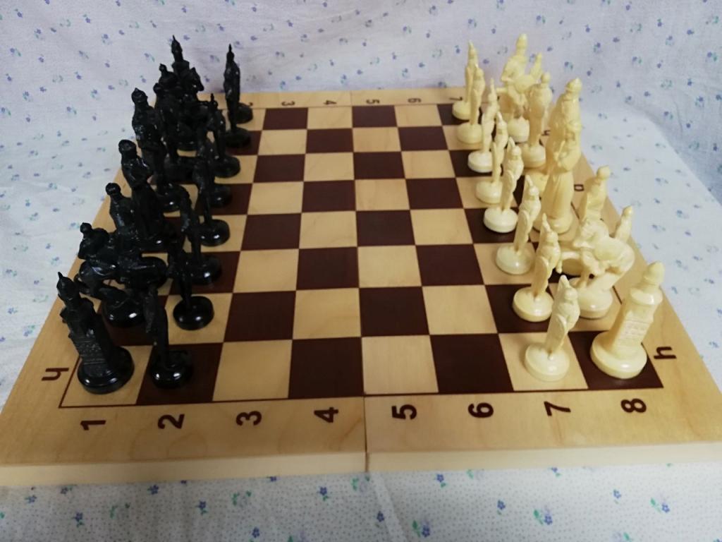 Шахматы СССР.Украинский сувенир. Большие фигуры пластик + новая доска