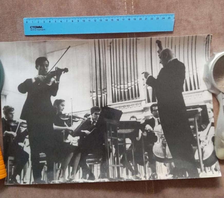 Фото Вьетнамский скрипач играет в зале Чайковского 37х 27 см хроника тасс