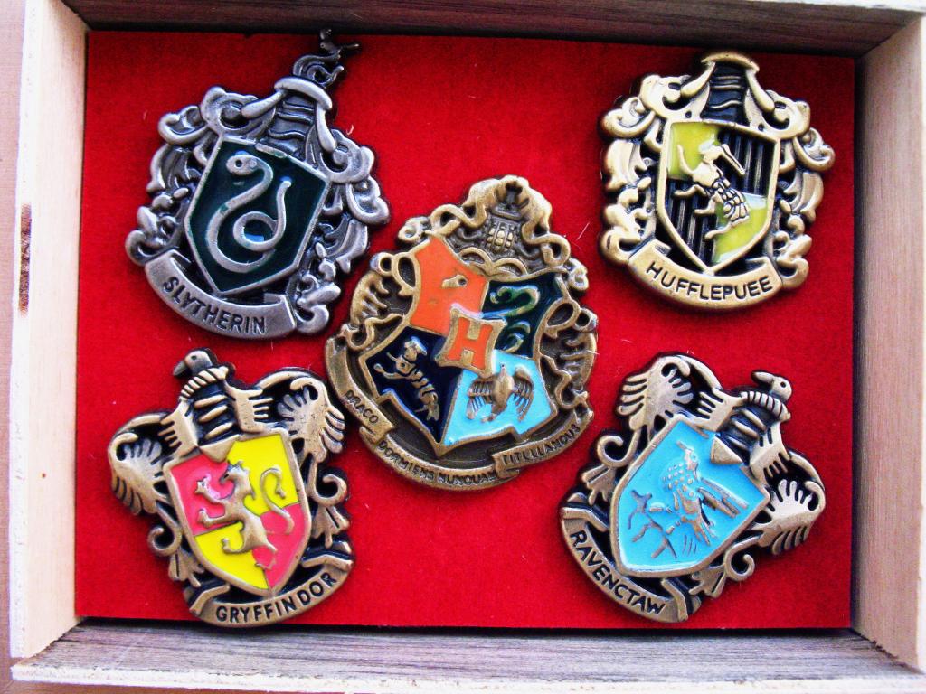 Набор значков Гарри Поттер Хогвартс факультеты Гриффиндор Слизерин Когтевран Пуффендуй