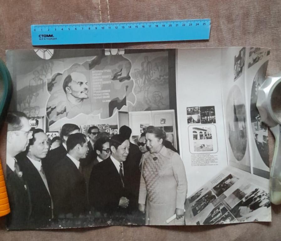 Фото Вьетнамская делегация в музее Ленина 37х 27 см хроника тасс