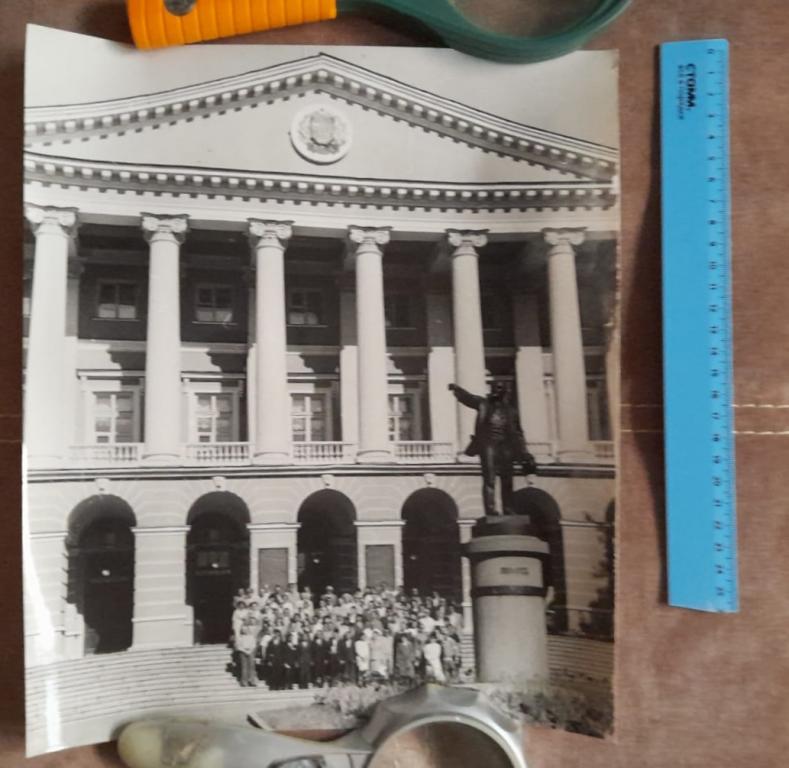 Фото Вьетнамская делегация сфоткалась  на ступеньках  Моссовета 37х 27 см хроника тасс